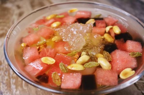 糯米饭浸泡在微甜的水里,新鲜的西瓜块,葡萄干,花生碎,本店自制的仙草