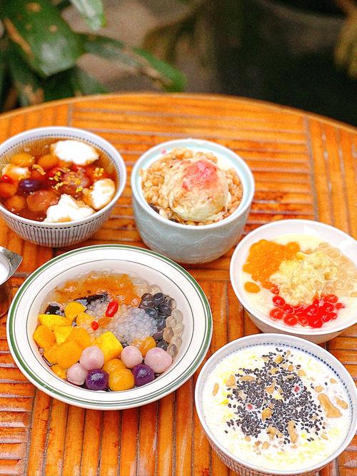 天热了来鸿寿坊喝一碗甜滋滋的糖水吧,这家自带庭院的甜品铺糖水,甜品
